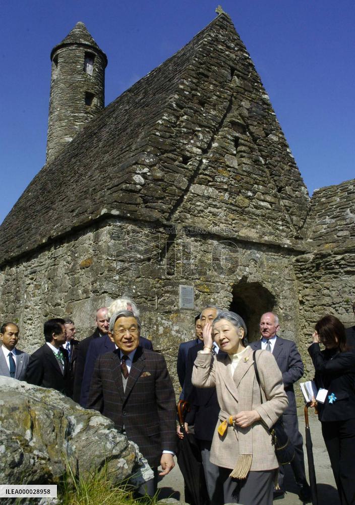 (1)Emperor Akihito, Empress Michiko in Ireland
