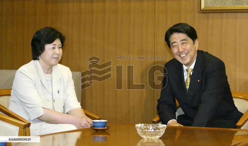 Soga urges LDP's Abe to seek her missing mother
