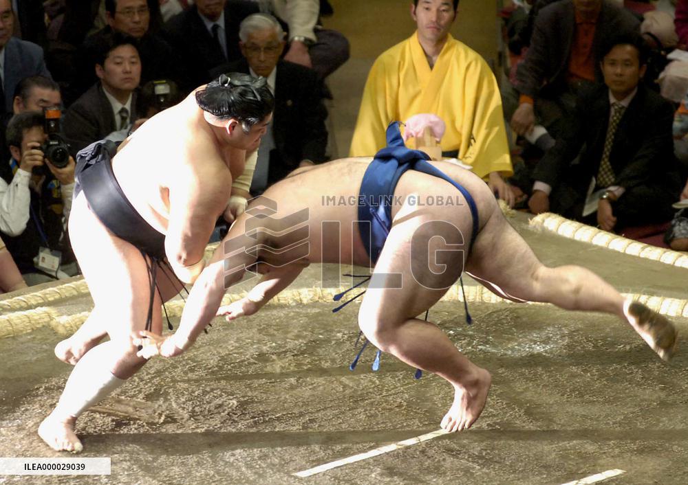 Tochiazuma beaten by Kotomitsuki at summer sumo