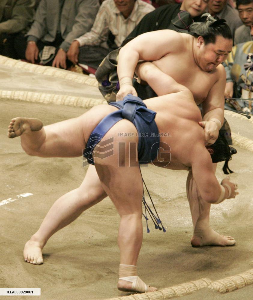Asashoryu moves closer to 12th title at summer sumo