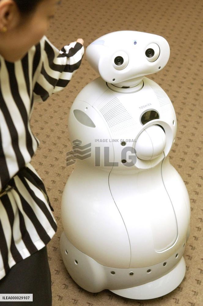 (2)Toshiba unveils 2 new advanced robots