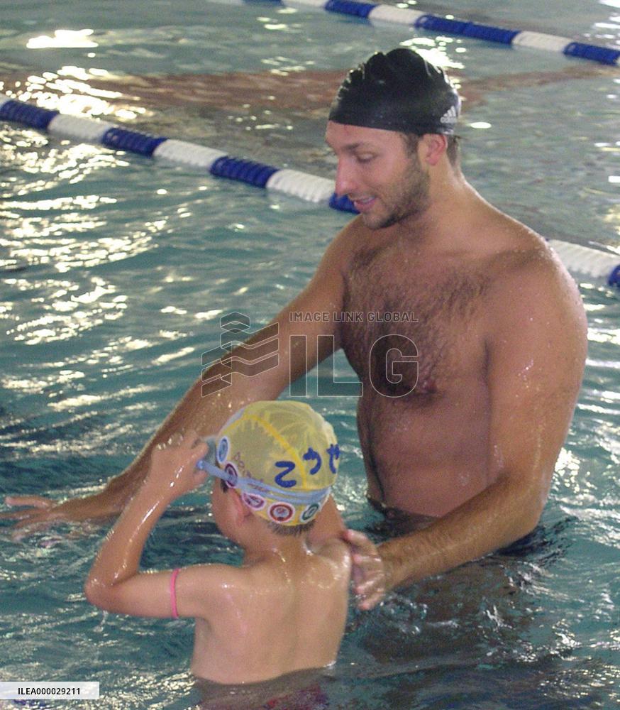 Thorpe instructs children in Tokyo