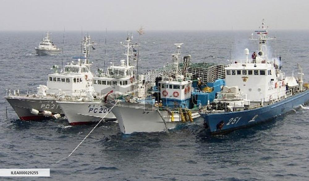 S. Korean fishing boat flees with Japan Coast Guard officers abo
