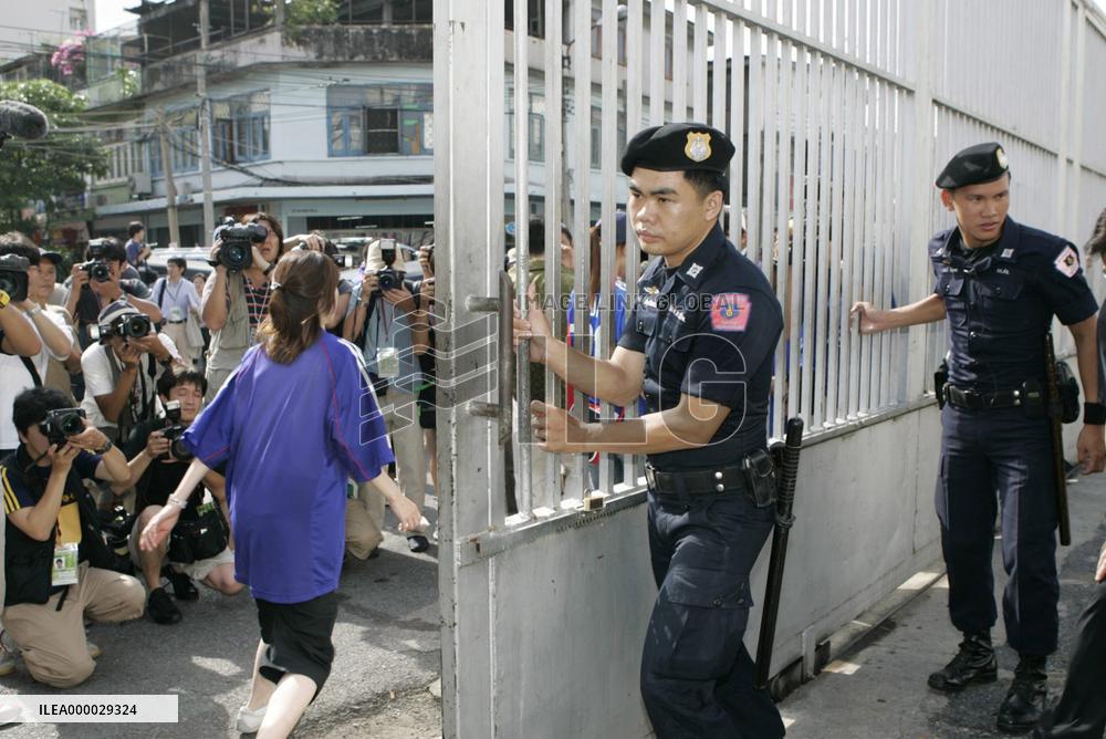 (2)Thai police forced to kick out trespassing Japan fans