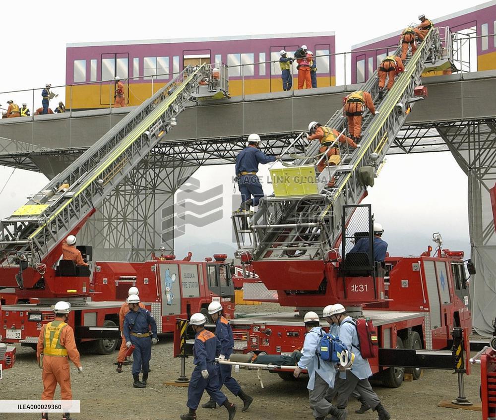 Rescue team conducts quake drill in Shizuoka
