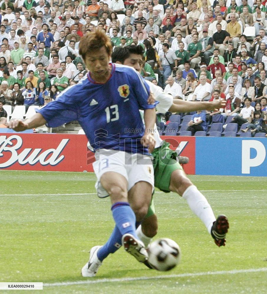 (1)Japan beaten by Mexico in Confederations opener