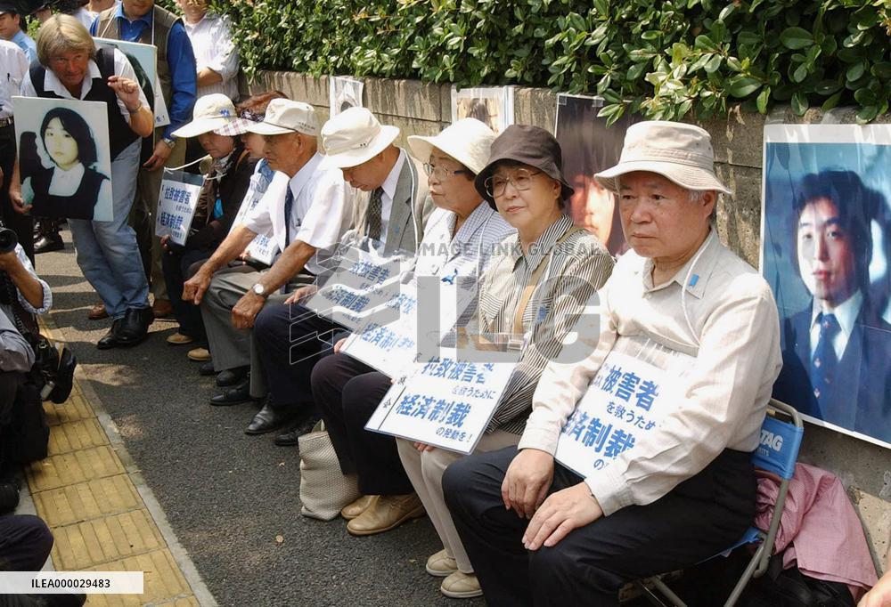 Abductees' families, supporters stage sit-in