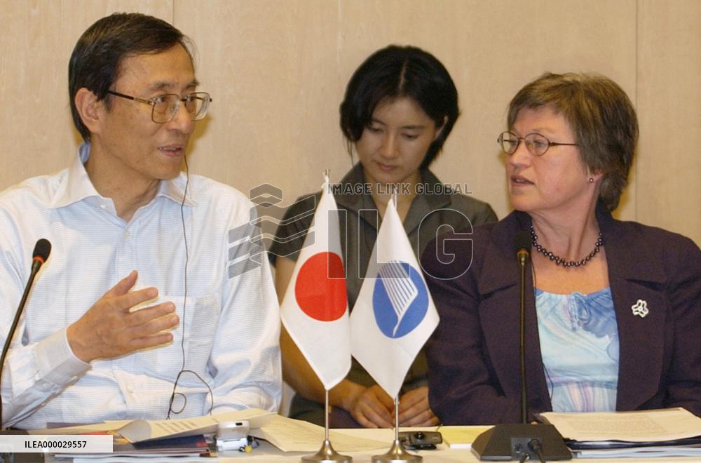 Hosoda talks with Norway's Davoy on child issue