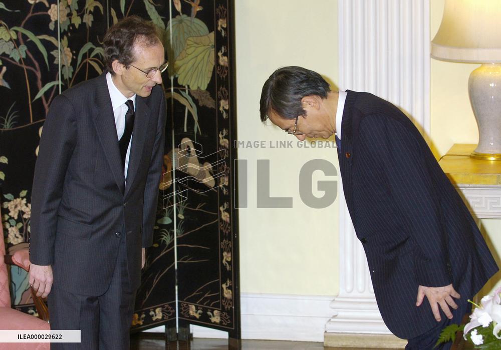 Chief Cabinet Secretary Hosoda visits British Embassy