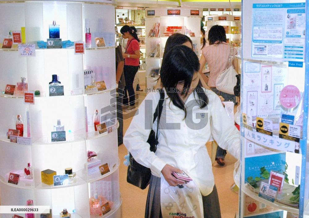 Store 'ranKing ranQueen' attracts young shoppers