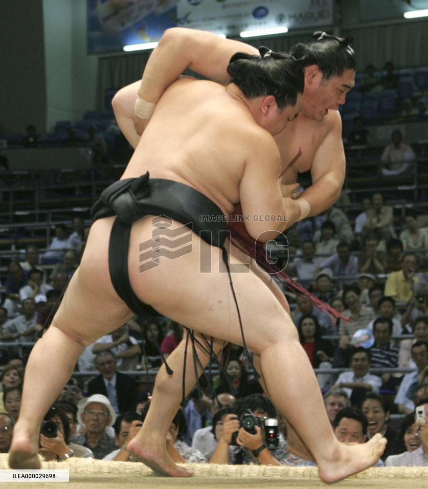 Asashoryu still on fire at Nagoya sumo