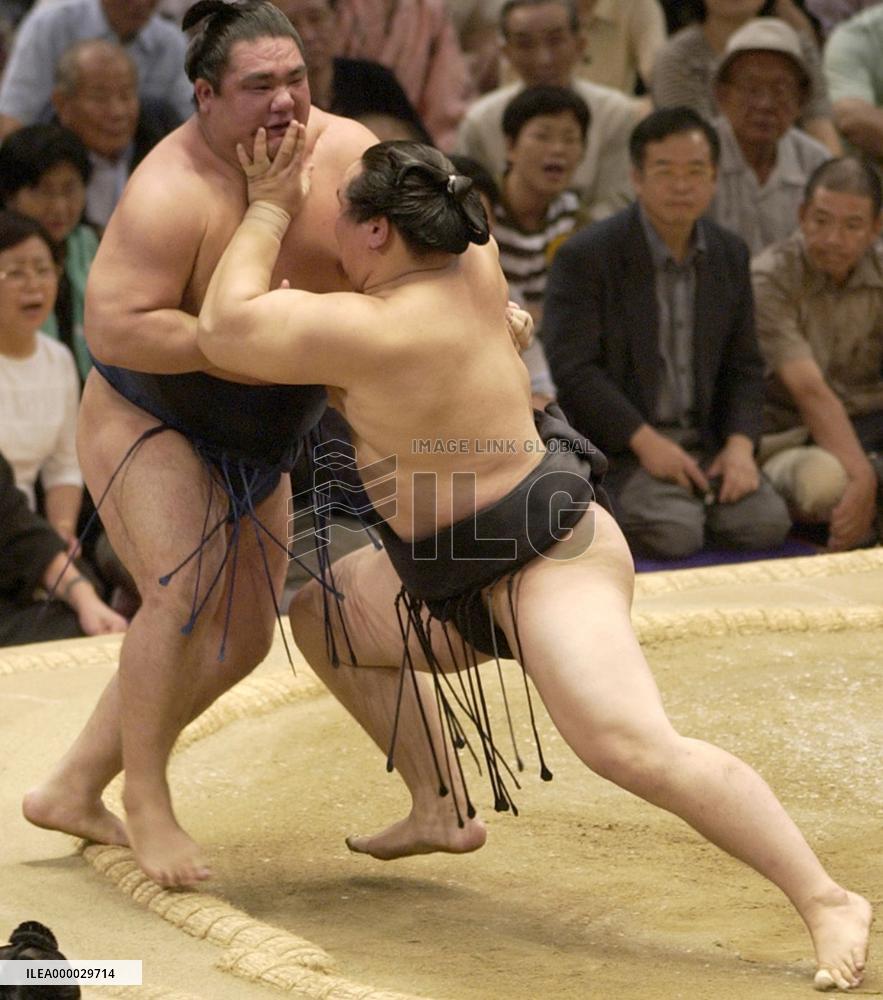 Asashoryu bounces back with 8th win at Nagoya sumo