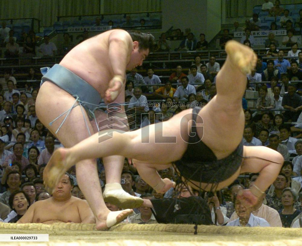 Asashoryu upset, drops to 3-way lead at Nagoya sumo