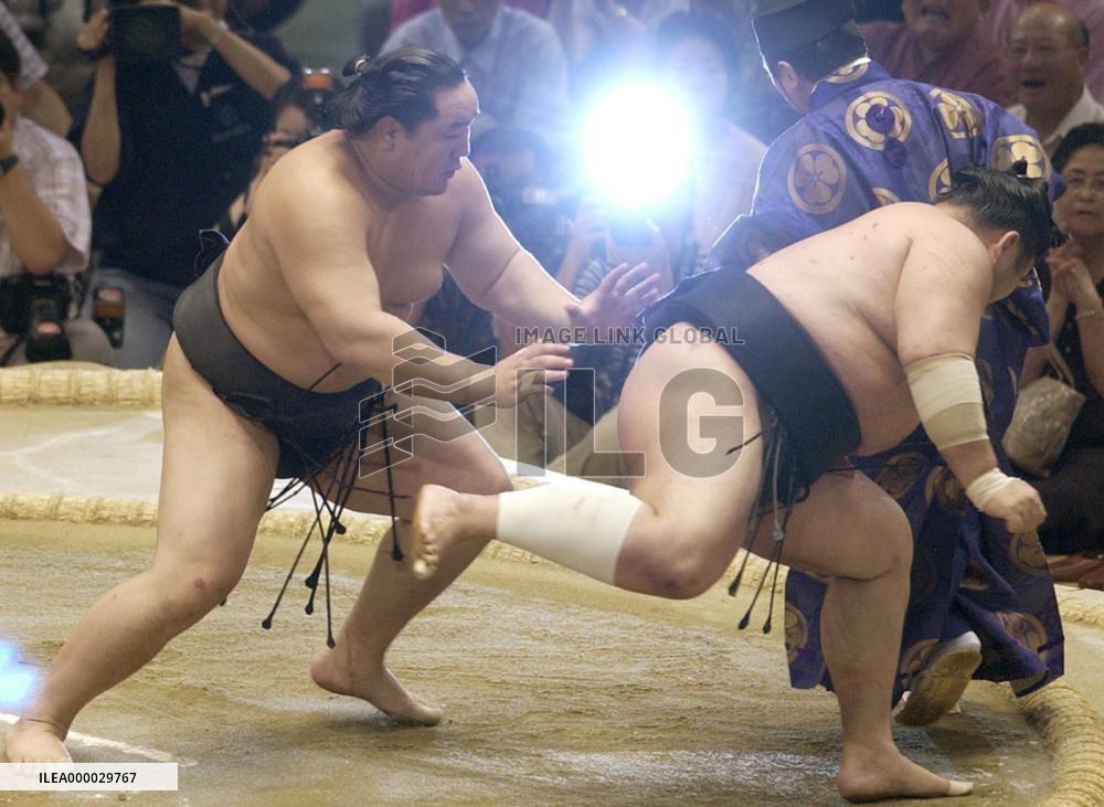 Ashashoryu beats Kotomitsuki in Nagoya sumo