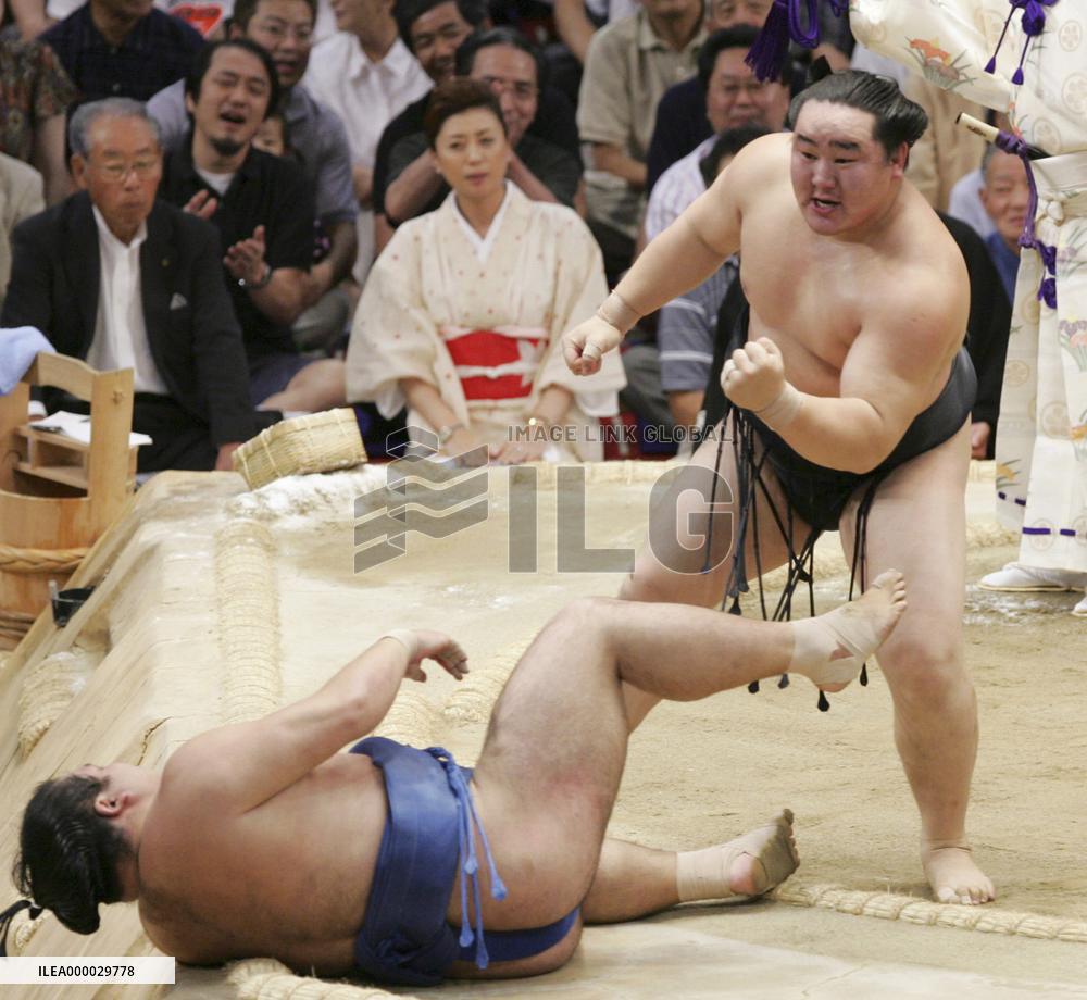 Asashoryu captures 5th title in a row in Nagoya