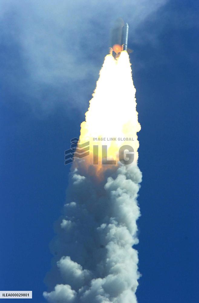 Discovery blasts off, carrying Japanese astronaut Noguchi