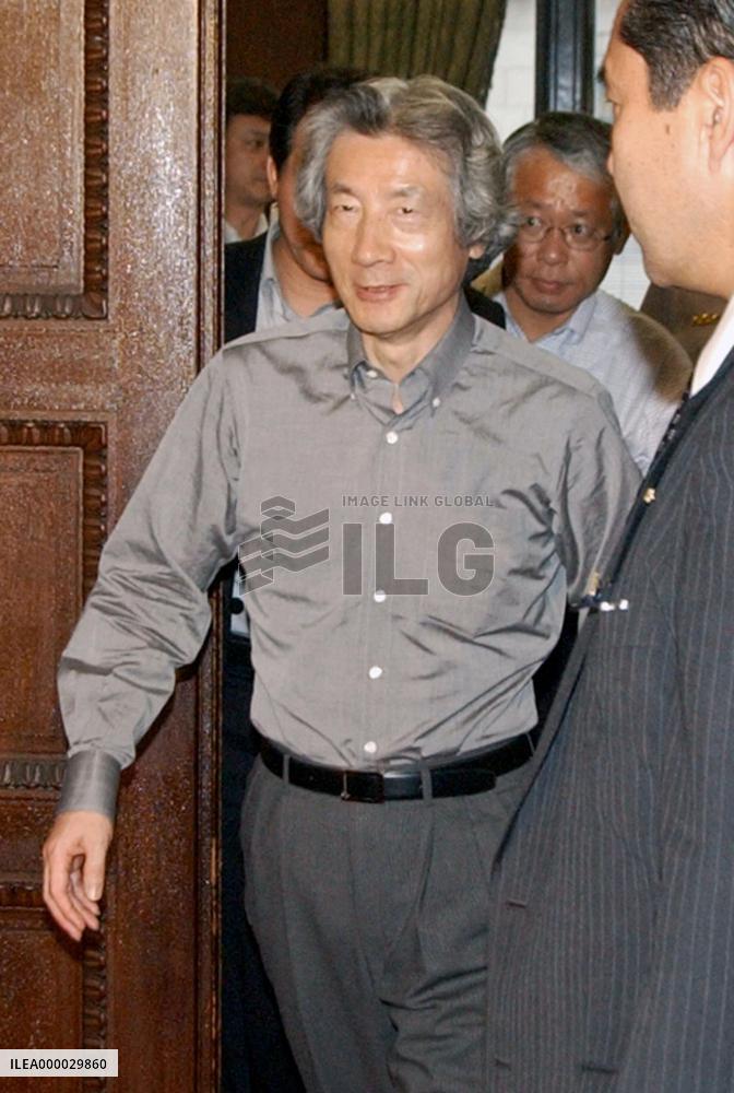Koizumi, Aoki agree to seek Fri. vote on postal reform bills