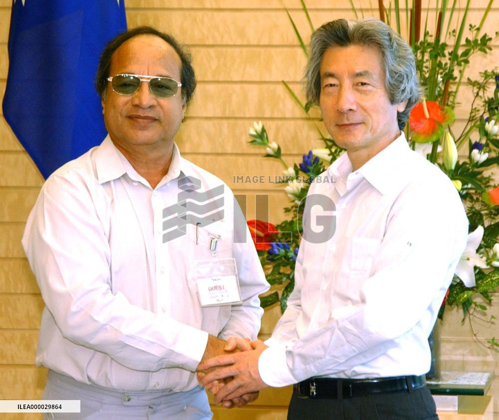 Nauru's President Scotty meets with Koizumi
