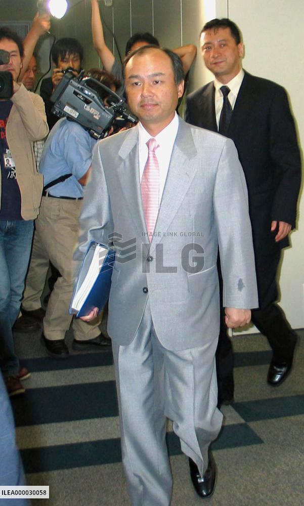 Softbank files for approval to offer cellphone service