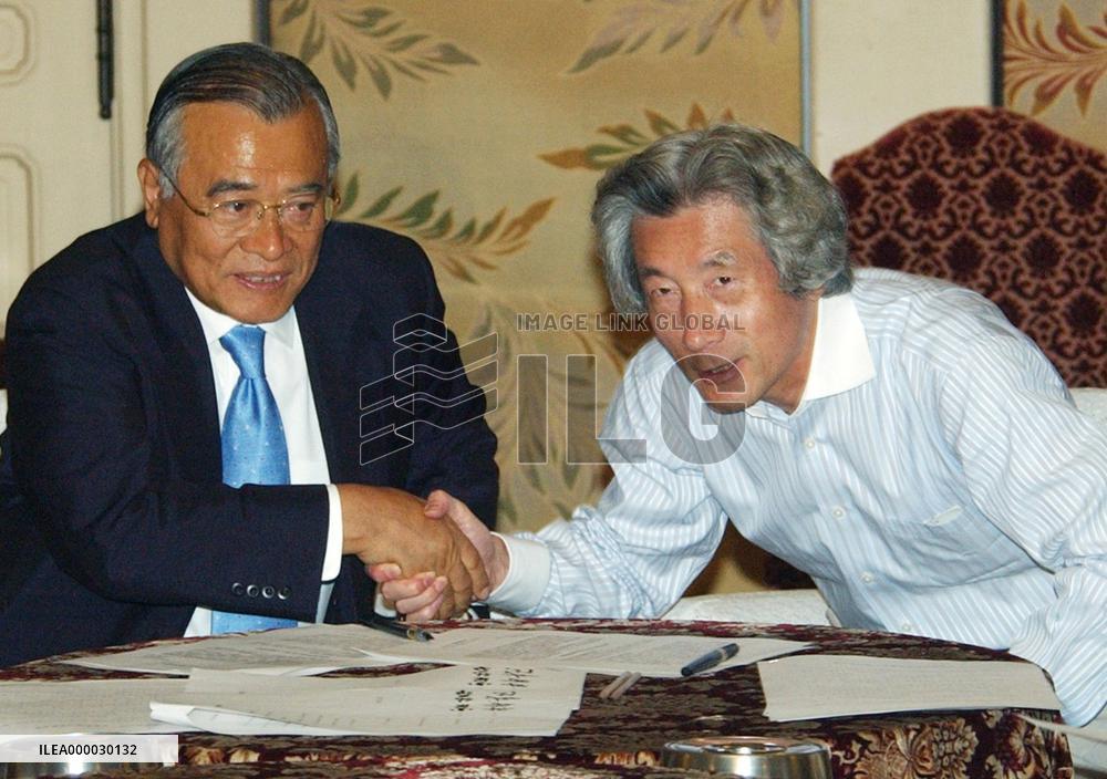 Koizumi, Kanzaki hold talks after election