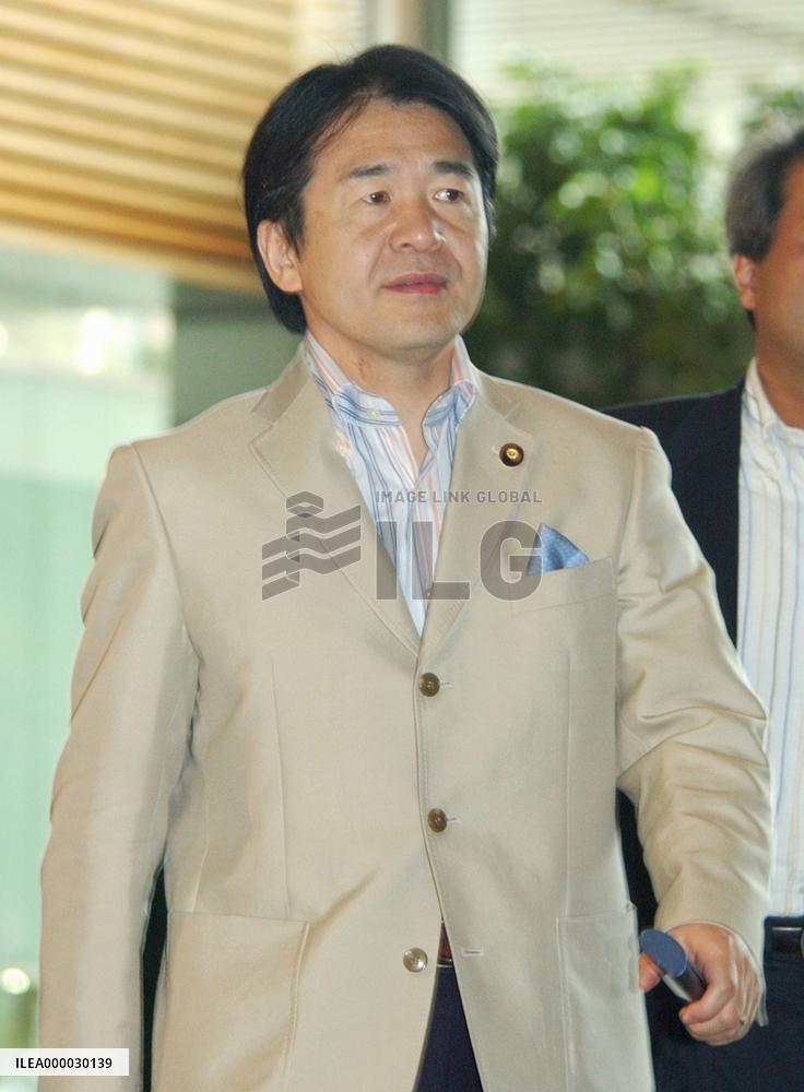 Takenaka expresses intent to delay postal privatization