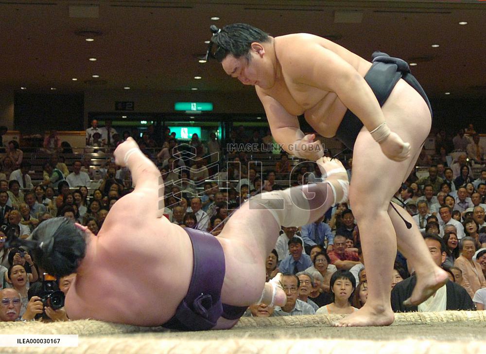 Asashoryu scores 5-1 at autumn sumo