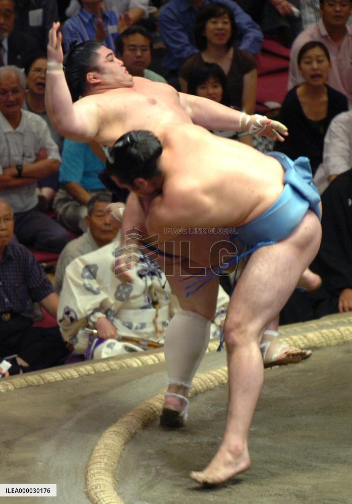 Kotooshu keeps clean slate with win at Autumn sumo