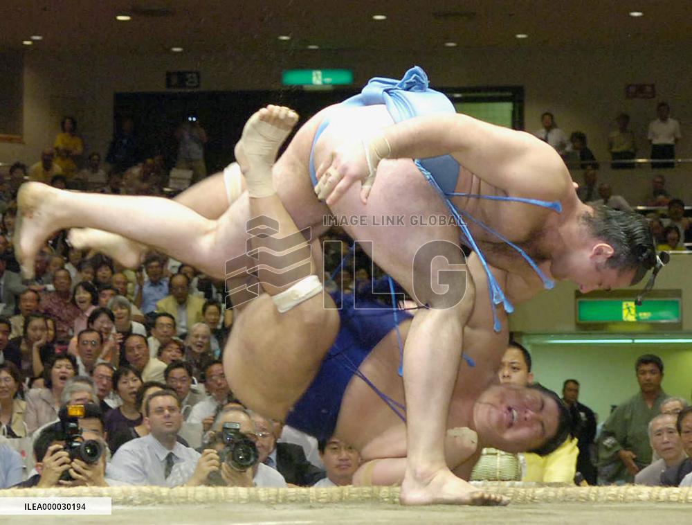 Kotooshu keeps winning streak alive at Autumn sumo