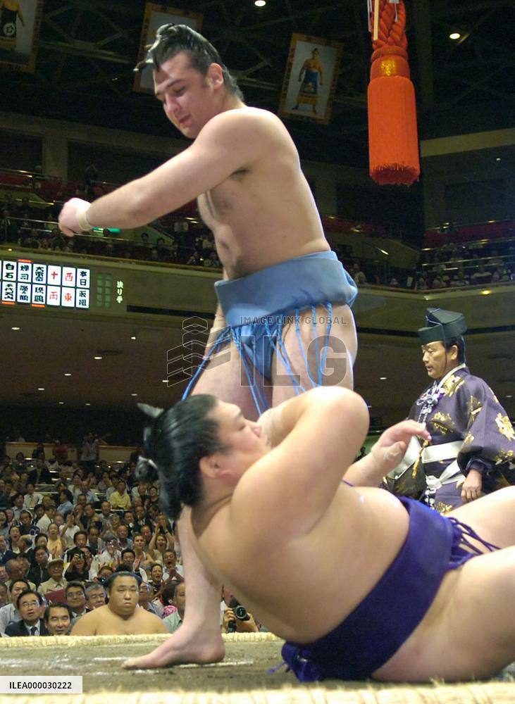 Kotooshu edges closer to 1st title at Autumn sumo
