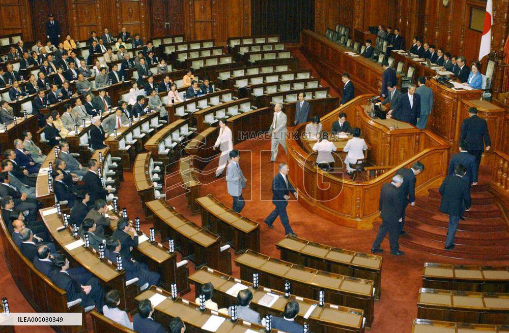 Bills enacted to privatize Japan Post from Oct. 2007
