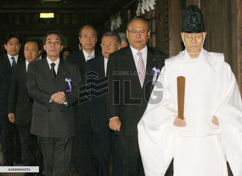 101 lawmakers visit Yasukuni for fall festival