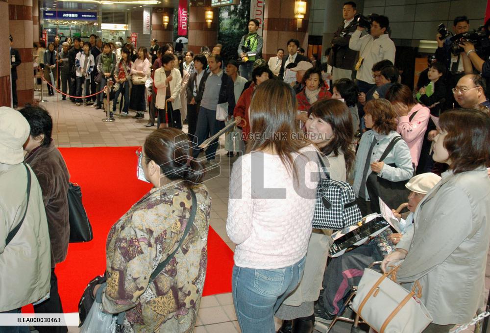 Victory sales begin to celebrate Lotte's Japan Series triumph