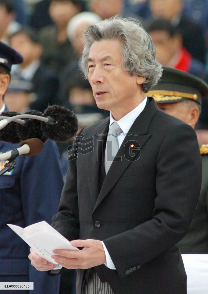 Koizumi attends troop review ceremony at ASDF Hyakuri Base