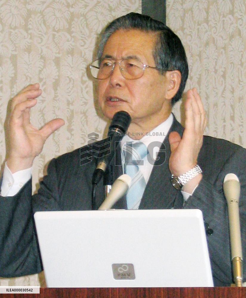 Fujimori arrives in Chile from Japan, aims to return to Peru