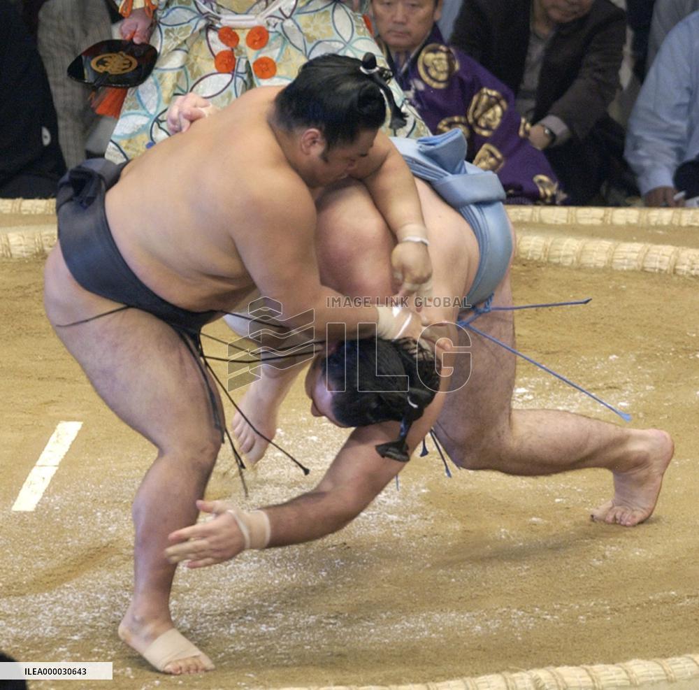 Bulgaria's Kotooshu starts with loss at Kyushu sumo