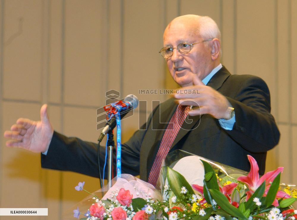 Gorbachev makes speech at Gakushuin University
