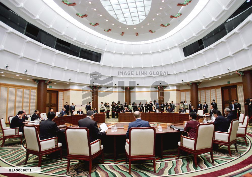 APEC leaders unite against bird flu, air WTO message