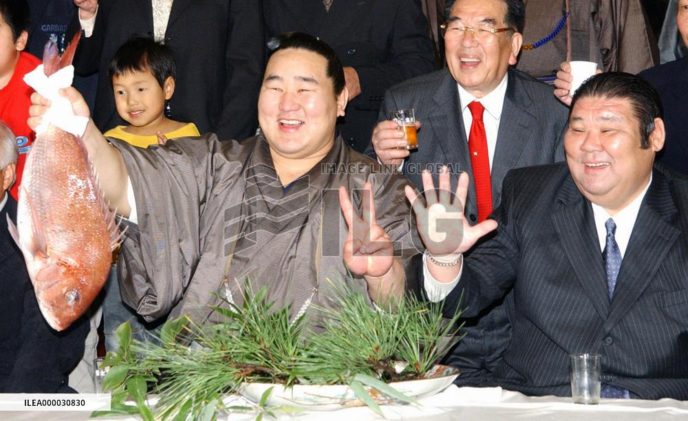 Asashoryu makes history with 7th straight title