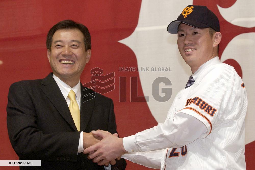 Yomiuri signs Toyoda to 2-year contract