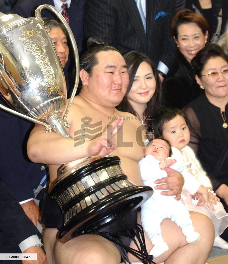 Asashoryu celebrates 7th straight title with final-day win