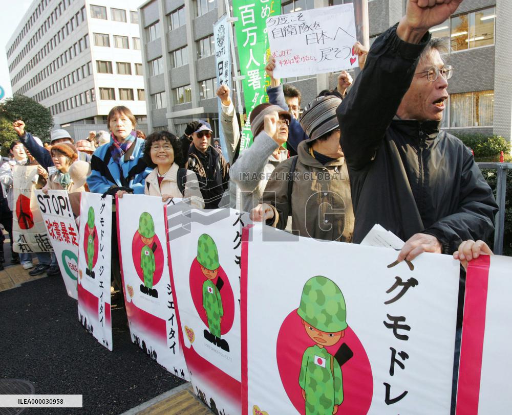 Japan extends Iraq troops mission into 3rd year