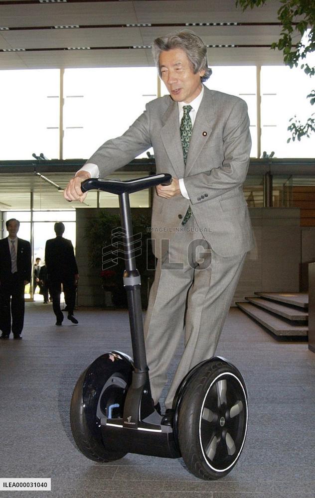 Koizumi rides 'Segway' scooter to office