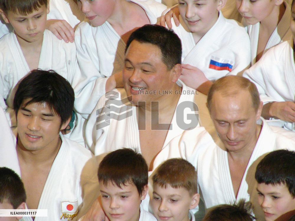 Putin practices judo with Yamashita, Inoue