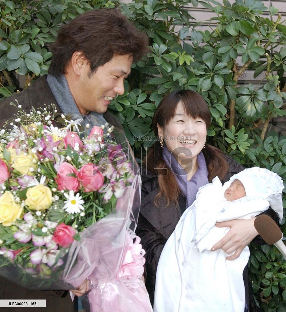 Olympic champion Tani leaves hospital with her baby
