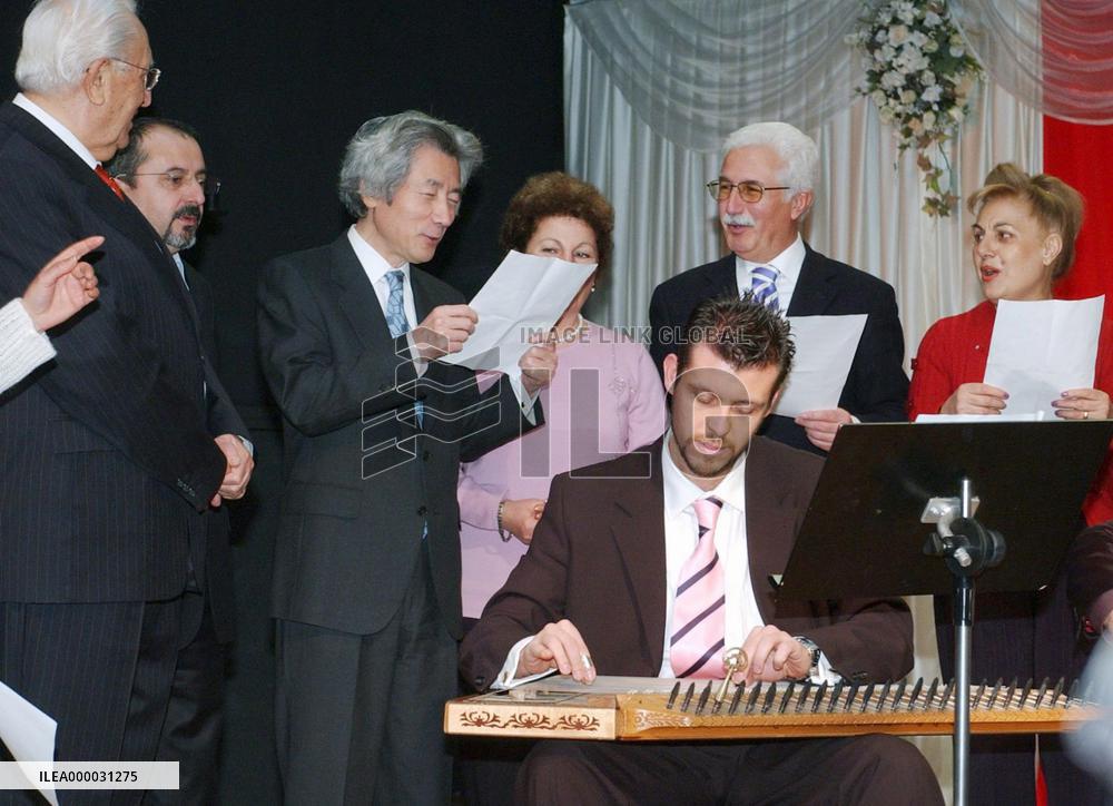 Koizumi visits Turkish-Japanese cultural center