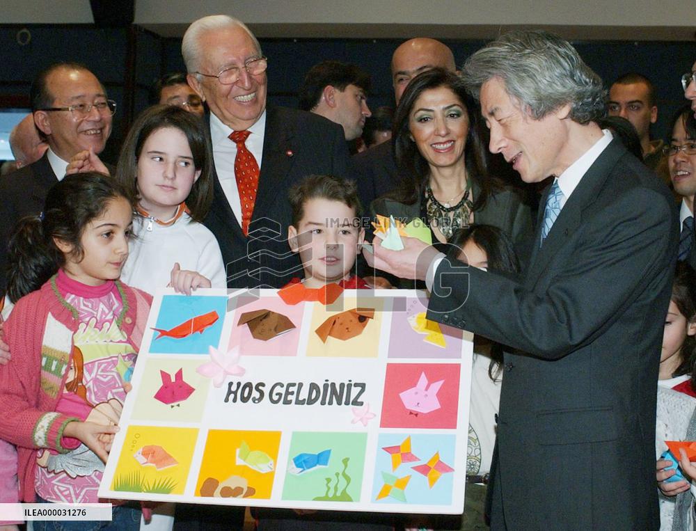 Koizumi visits Turkish-Japanese cultural center
