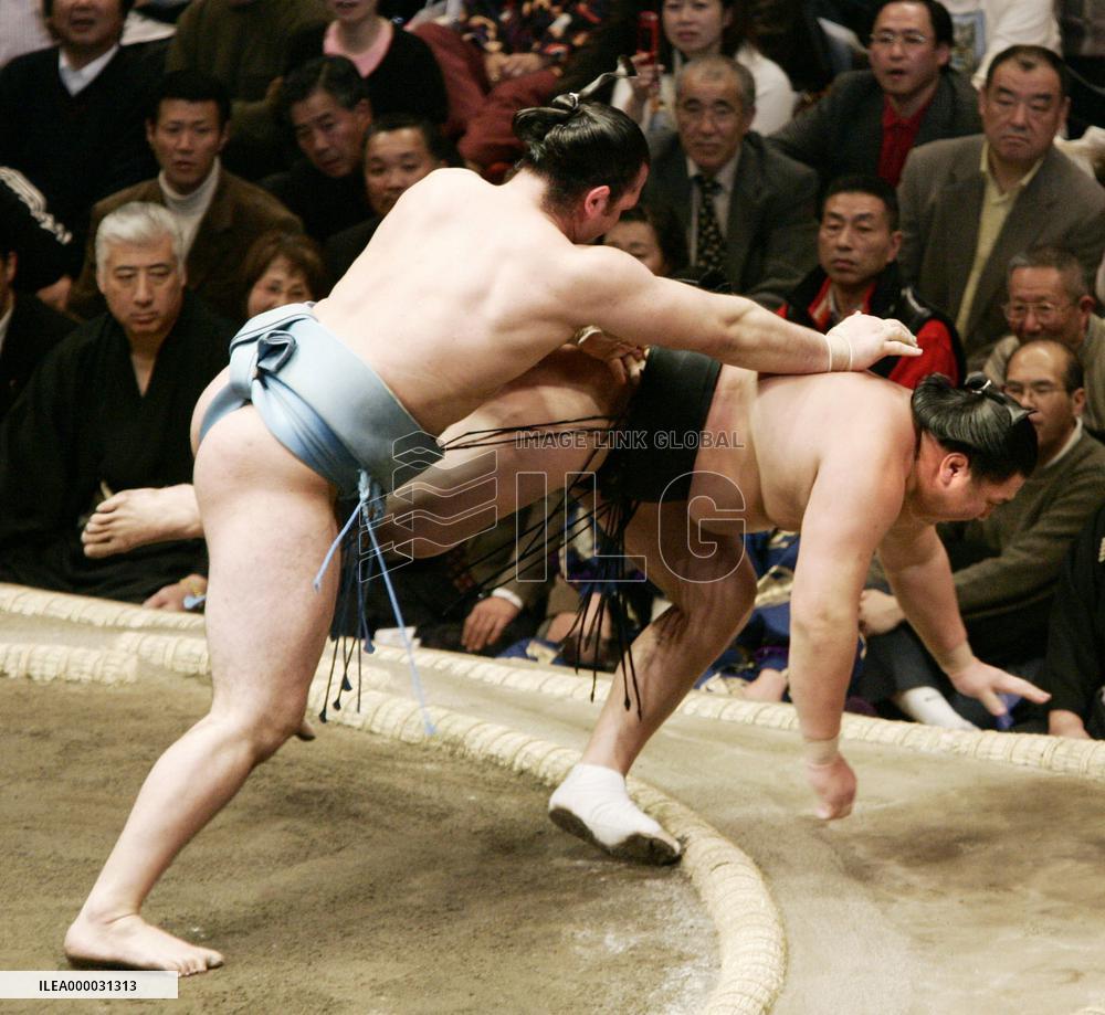 Kotooshu beats Kyokutenho at New Year sumo