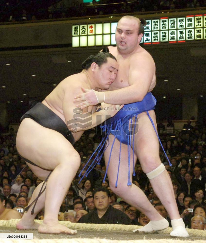 Asashoryu wins over Hakurozan for 8-1 mark at New Year sumo