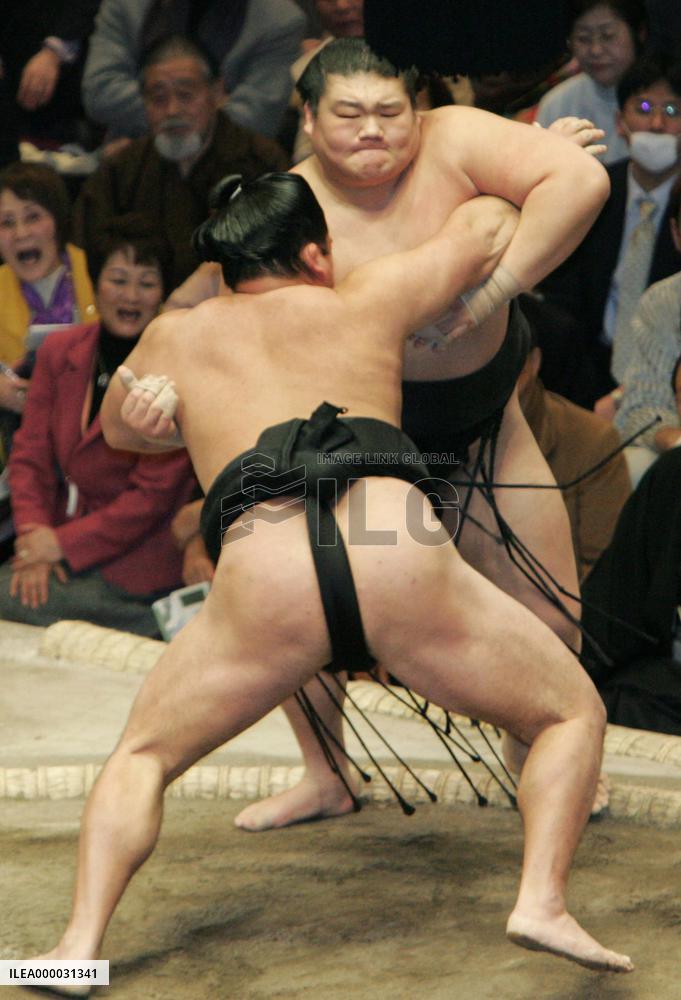 Asashoryu moves into share of lead at New Year sumo