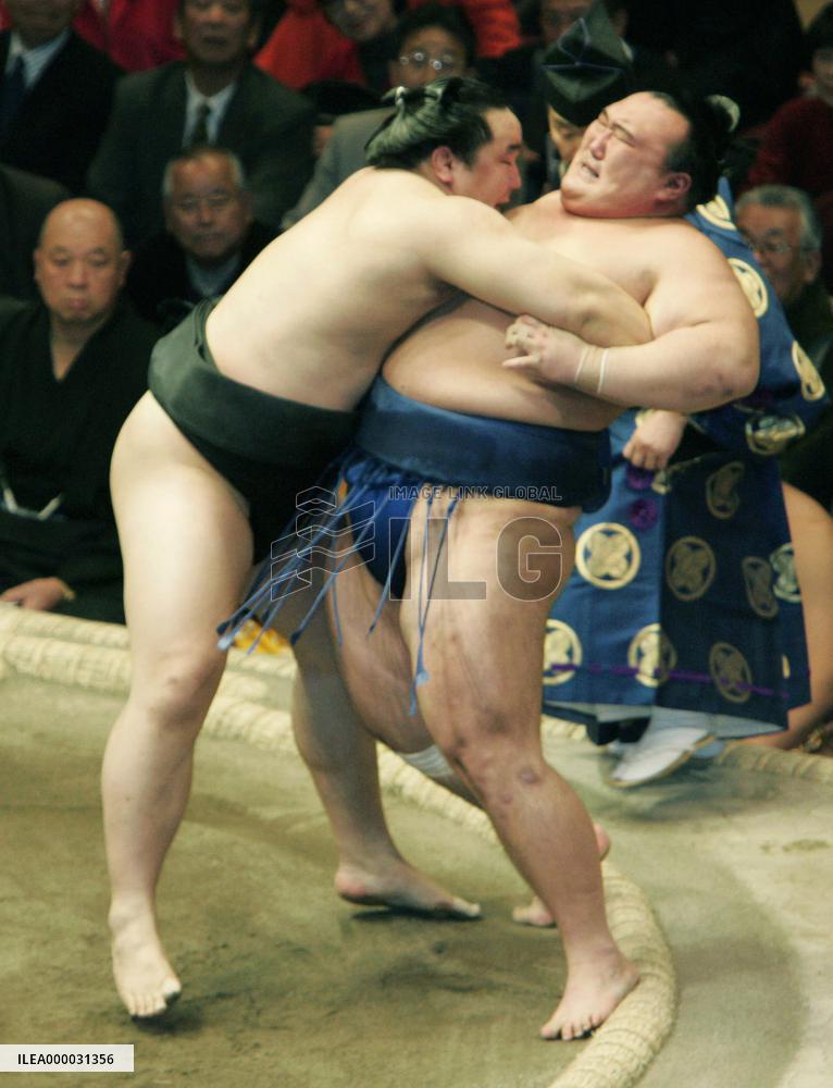 Asashoryu marches toward 8th straight title at New Year meet